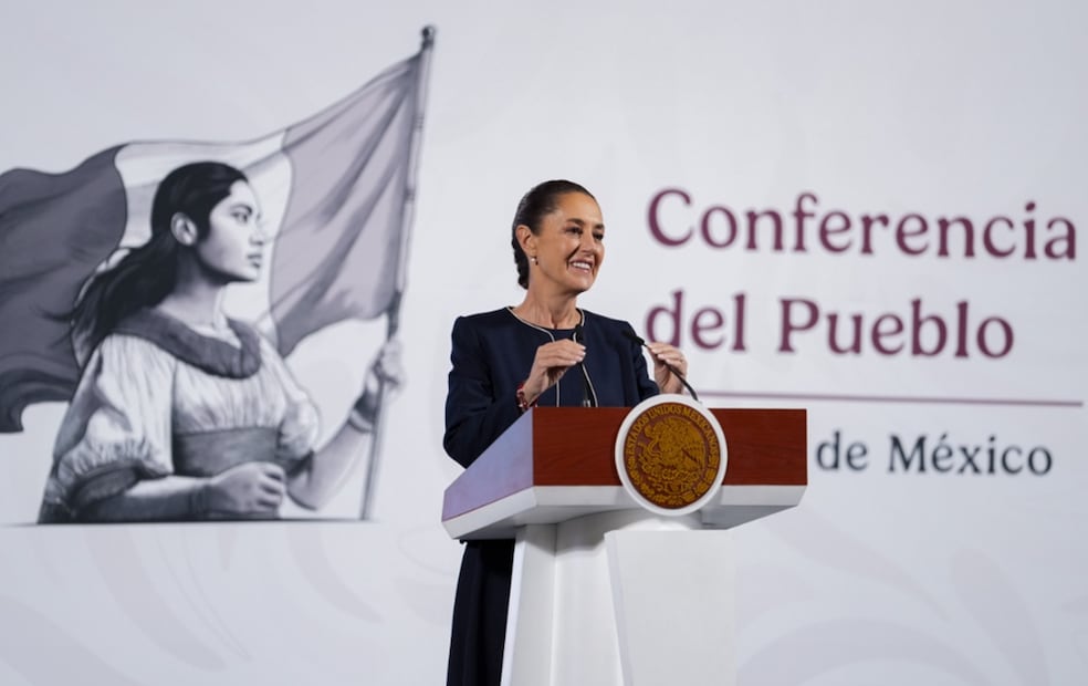La presidenta de México, Claudia Sheinbaum Pardo, rechazó que haya una negociación “en lo oscurito” con su homólogo de Estados Unidos, Donald Trump, tras la llamada que sostuvo con el presidente estadounidense en donde se acordó pausar la imposición de aranceles a productos mexicanos, al menos hasta el 2 de abril. Foto: especial