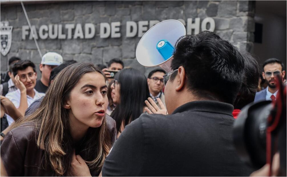 Estudiantes universitarios protestan a favor y en contra de la reforma judicial en la UNAM. Foto: Aldo Fernández/EL UNIVERSAL