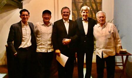 Ebrard recibe a John Kerry previo a su encuentro con AMLO en Oaxaca