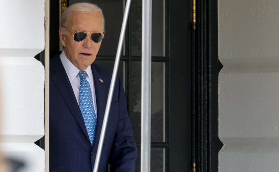 El presidente Joe Biden camina hacia el helicóptero presidencial en el jardín de la Casa Blanca para un vuelo breve a la Base Aérea Andrews y de ahí a Florida para participar de actos electorales. Foto: AP