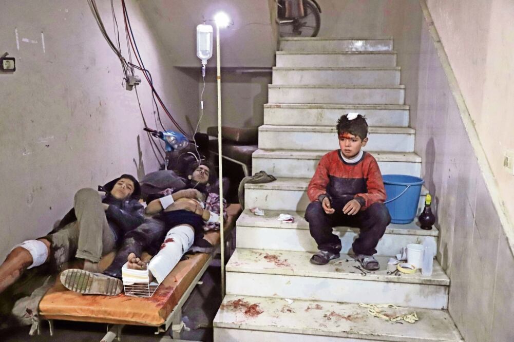 Civiles heridos por los bombardeos de fuerzas del gobierno sirio contra Guta Oriental reciben tratamiento en un hospital improvisado. (AMER ALMOHIBANY. AFP)