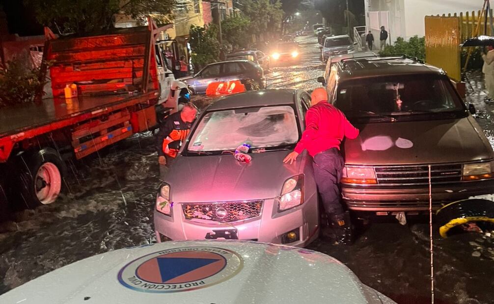 Un operativo de emergencia, que involucra a la Policía Auxiliar y a Protección Civil, está en marcha para atender las afectaciones y desalojar el agua acumulada en las calles. Foto: Jorge Medellín