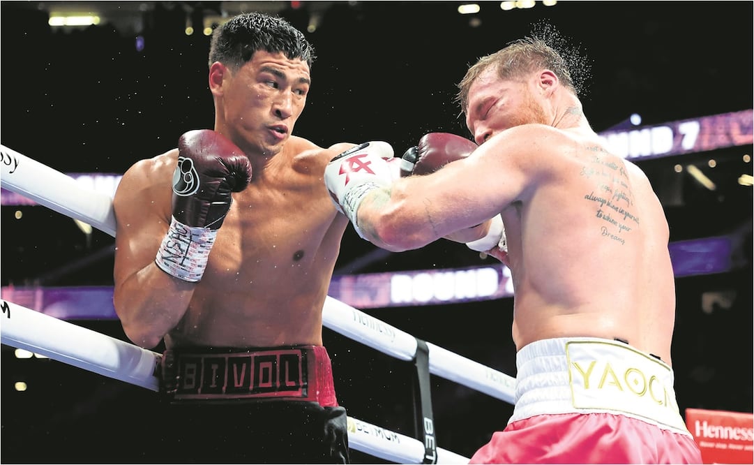 Bivol propinó a Saúl Álvarez la segunda derrota de su carrera. FOTO: AFP