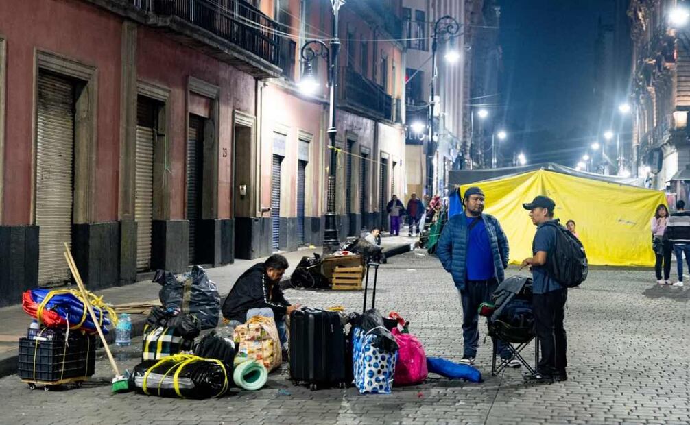 Miembros de la Coordinadora Nacional de Trabajadores de la Educación (CNTE) levantan sus cosas y se retiran del plantón en el Centro Histórico de la Ciudad de México. Foto: Hugo Salvador / EL UNIVERSAL