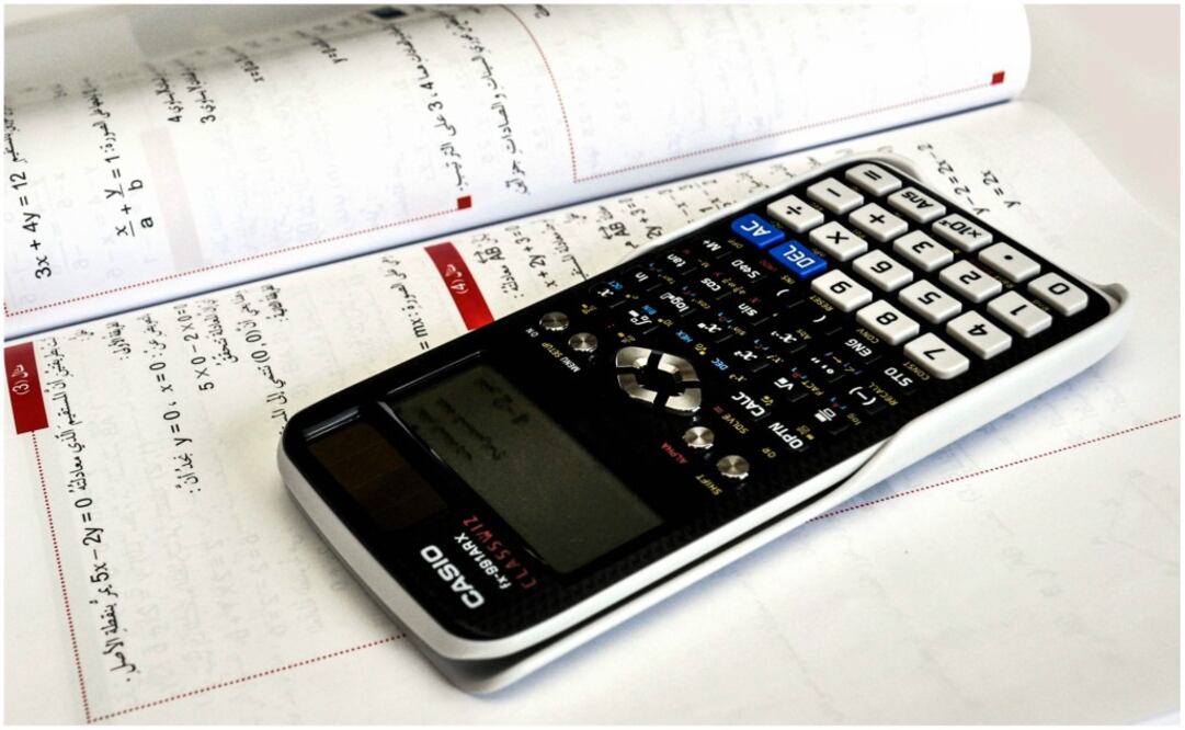 El modelo fx-991EX, enfocado a las personas de preparatoria y universidad, cuenta con una pantalla LCD de alta resolución