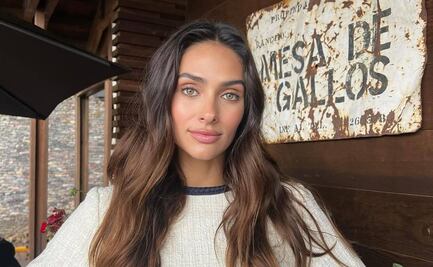 Renata Notni realza un outfit de estilo vaquero con botas rojas