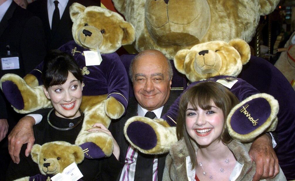 El presidente de Harrods, Mohamed Al-Fayed (centro), abraza a las cantantes Charlotte Church (derecha) y Filippa Giordano (izquierda), en los exclusivos almacenes de Knightsbridge, Londres, el 3 de enero de 2001. Foto: AFP