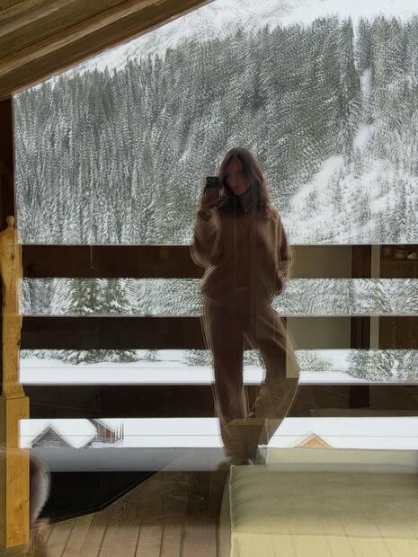 Un look cozy en tonos café, ideal para disfrutar del paisaje desde la comodidad de la cabaña. Foto: Instagram @eizagonzalez