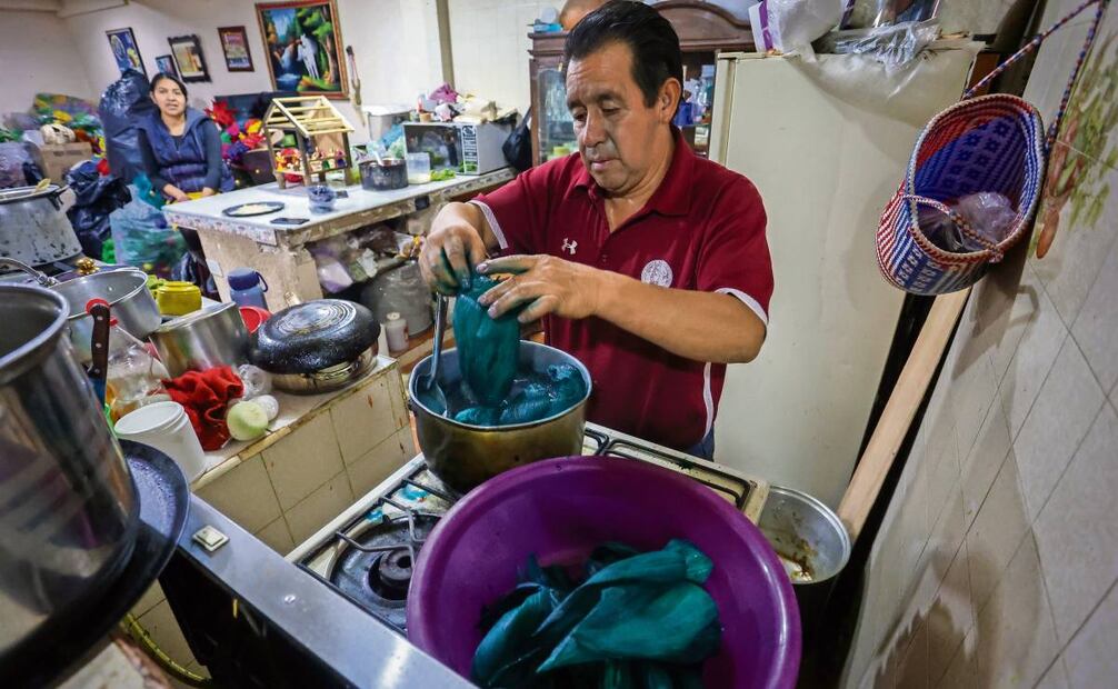 Las hojas de maíz se tiñen para poder elaborar los coloridos adornos. Foto: Luis Camacho / EL UNIVERSAL