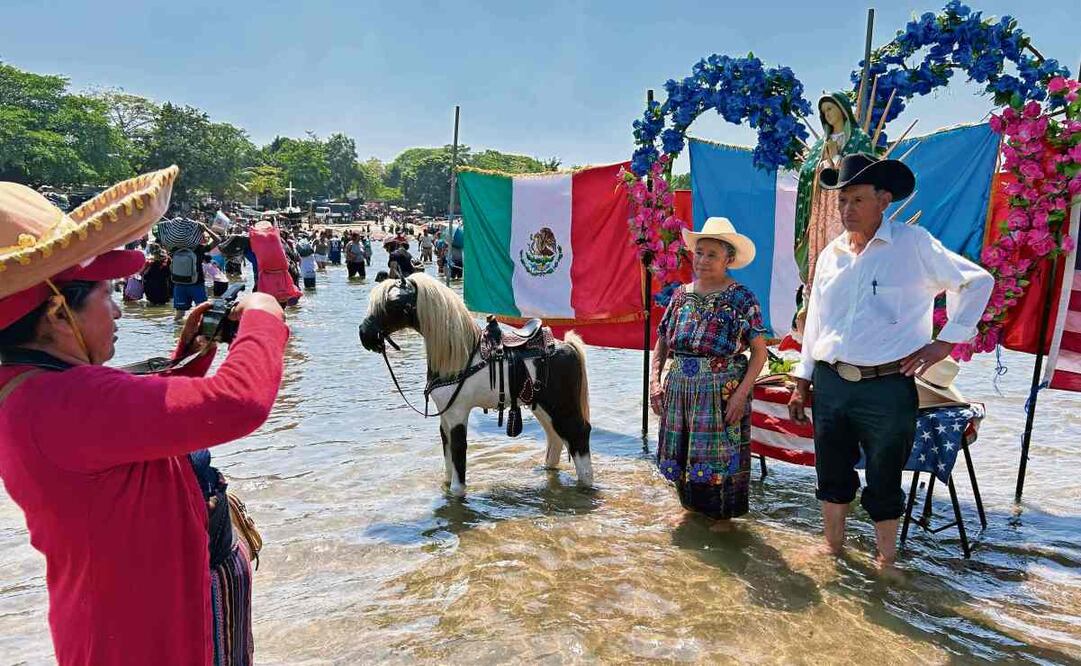 En medio del río, doña Rosa instala escenarios con la imagen de la Virgen de Guadalupe y banderas de México y Guatemala para la foto del recuerdo. Foto: María de Jesús Peters / EL UNIVERSAL