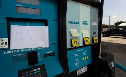 Precios de gasolina en EU suben por cierre de refinerías tras “Harvey”
