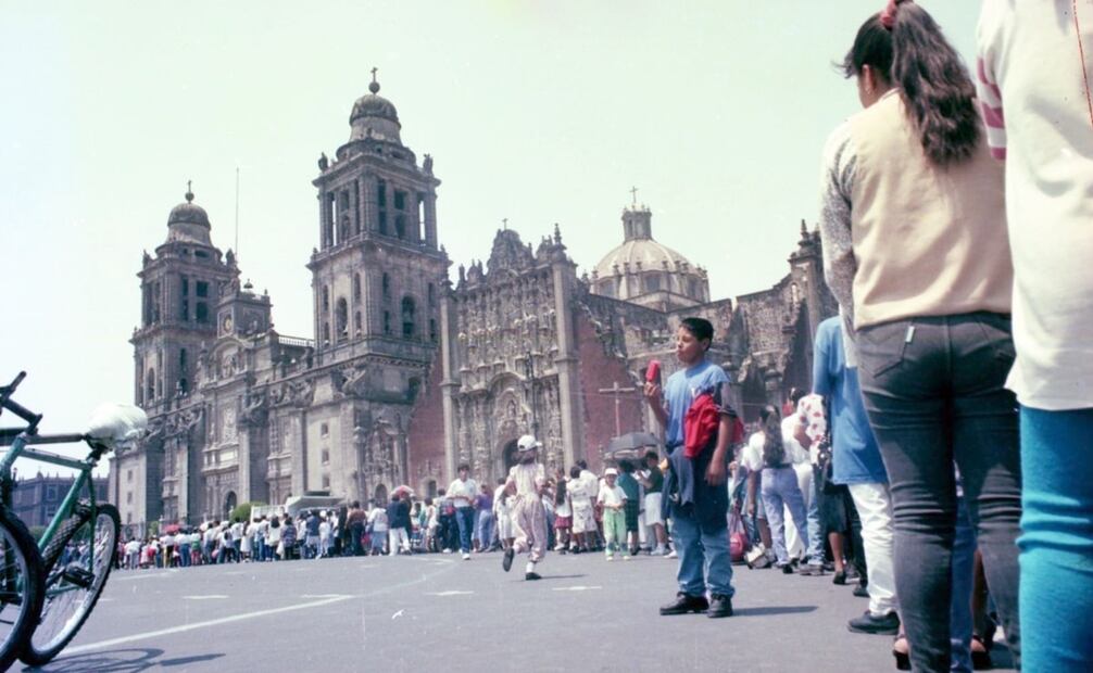 Filas afuera de la Catedral Metropolitana para presenciar la misa en honor al primer aniversario luctuoso de Selena. La Z afirmó que su convocatoria reunió a 50 mil admiradores y que colocaron bocinas afuera de la iglesia para quienes no pudieron ingresar. Foto: Archivo EL UNIVERSAL.
