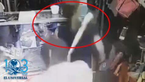 Ladrón da golpe brutal a mujer con un bate; lo graban en video y lo detienen 
