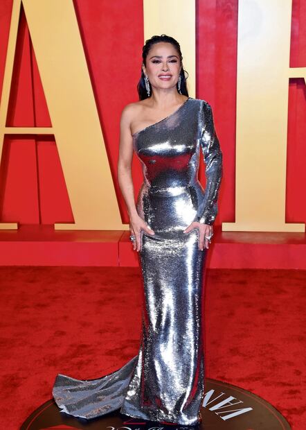 Salma posó sola, con su vestido de Gucci, antes de ver a sus amigos