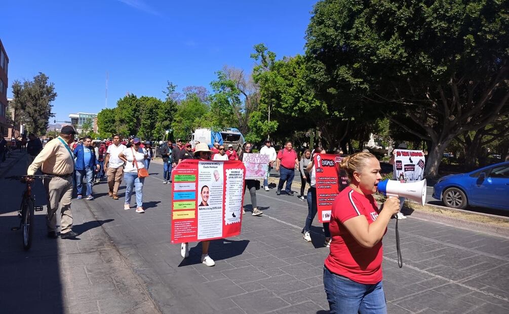 Docentes marchan desde el Jardín de Tequis hasta la Plaza de Armas. Foto: Jazmín Ramírez García / EL UNIVERSAL