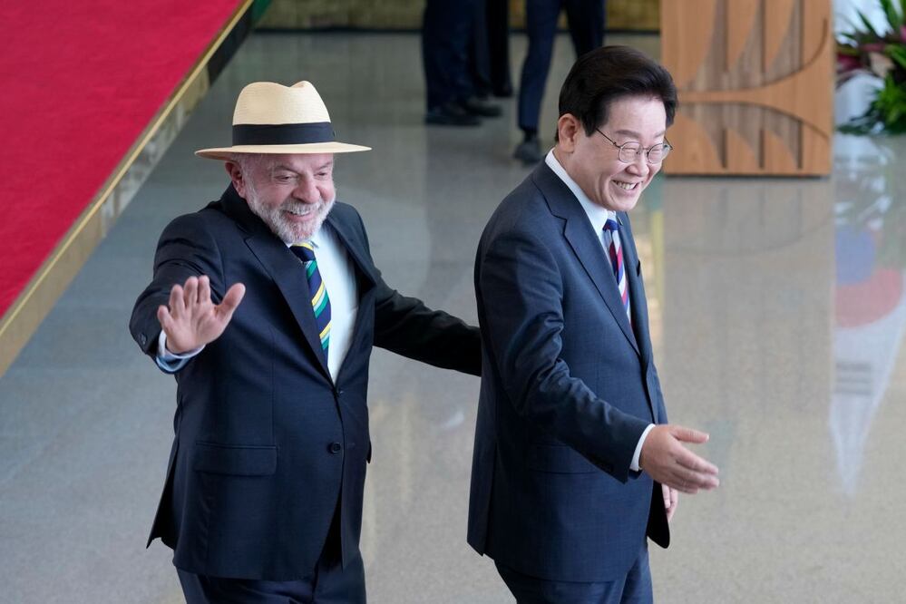 El presidente brasileño  Luiz Inácio Lula da Silva y el presidente surcoreano Lee Jae-myung, ayer en el Palacio de Itamaraty. FOTO: ERALDO PERES. AP