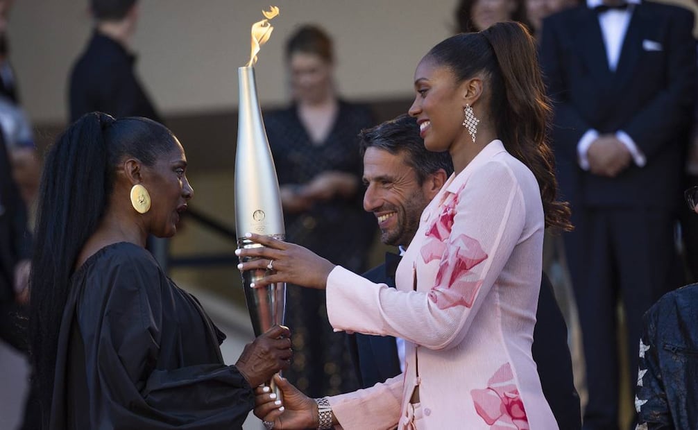 La jugadora de baloncesto francesa Iliana Rupert sostiene la antorcha olímpica durante el estreno de "Marcello Mio" durante el 77º Festival de Cine de Cannes, en Cannes, Francia. La película se presenta en competición del festival de cine. Foto: EFE