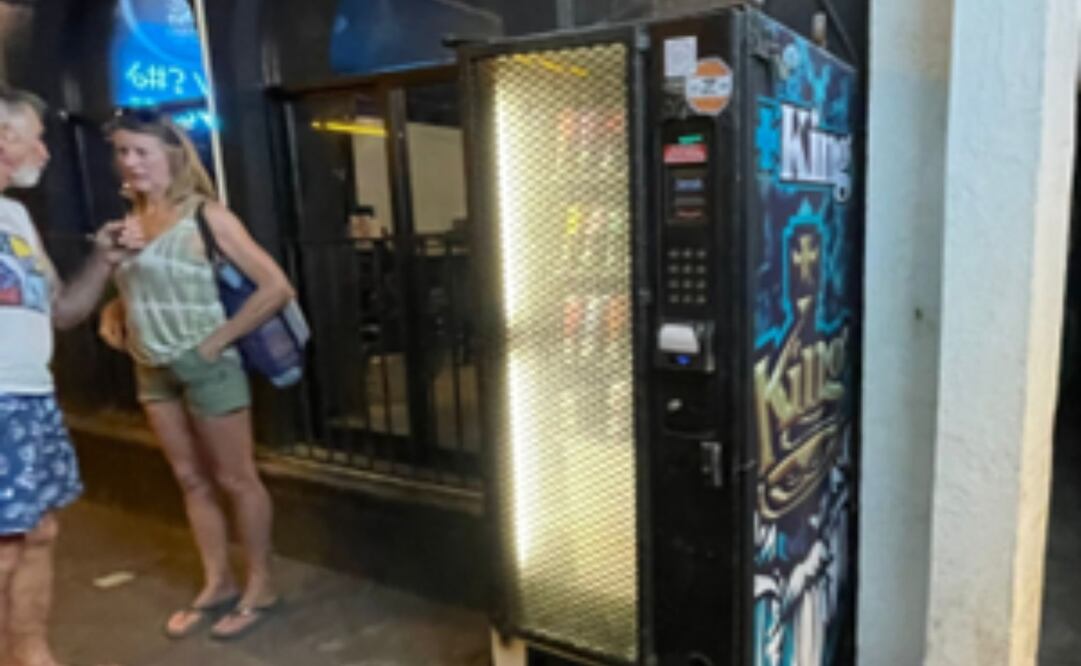 Las máquinas expendedoras ofrecen distintos modelos de vapeadores con precios que van de 400 a 600 pesos. Fotos: de Miriam Ramírez.