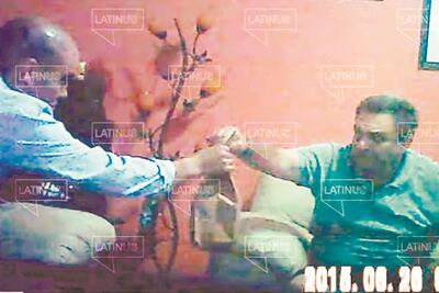 Surgen videos de Pío López Obrador recibiendo dinero