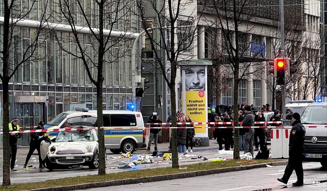 Servicios de emergencia atienden a personas tras un atropellamiento en Munich, Alemania, el jueves 13 de febrero de 2025. Foto: EFE