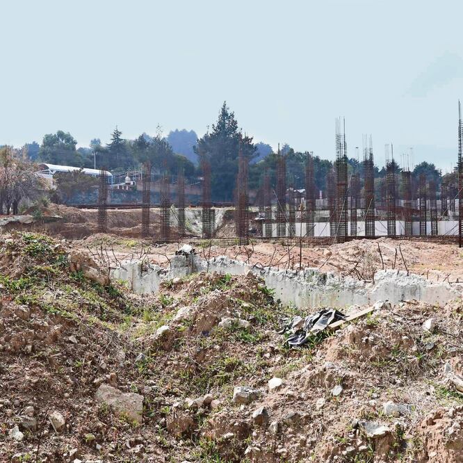 Inconformes. La construcción de la clínica está detenida debido a un litigio con vecinos de la zona, quienes rechazan la obra. ARCHIVO EL UNIVERSAL