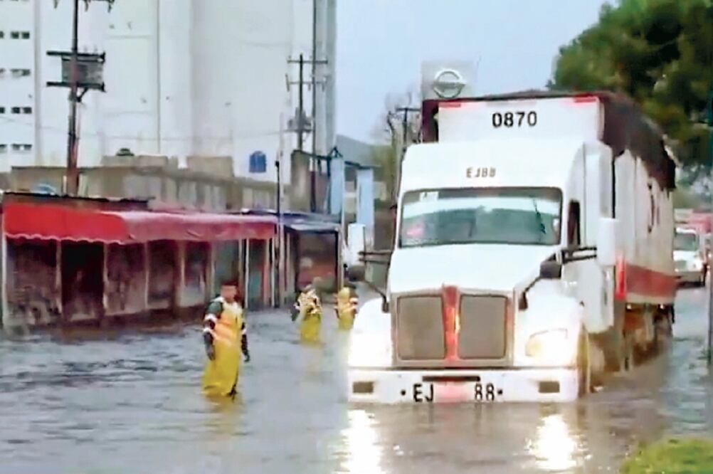 En algunas zonas la lluvia alcanzó un nivel de 40 cm de altura, lo que provocó que varios vehículos quedaran atrapados en el agua. (TOMADA DE TWITTER)
