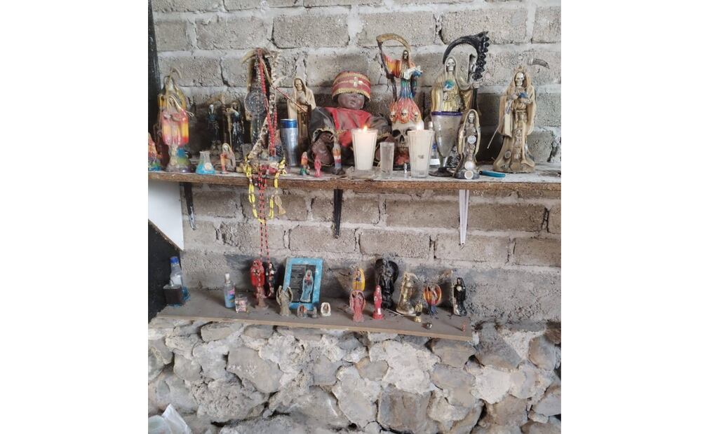 Zapatos, prendas de vestir, objetos de santería y una carta de despedida, fueron parte de los objetos encontrados dentro de 3 crematorios clandestinos en el estado de Jalisco (07/03/2025) Foto: Guerreros Buscadores De Jalisco