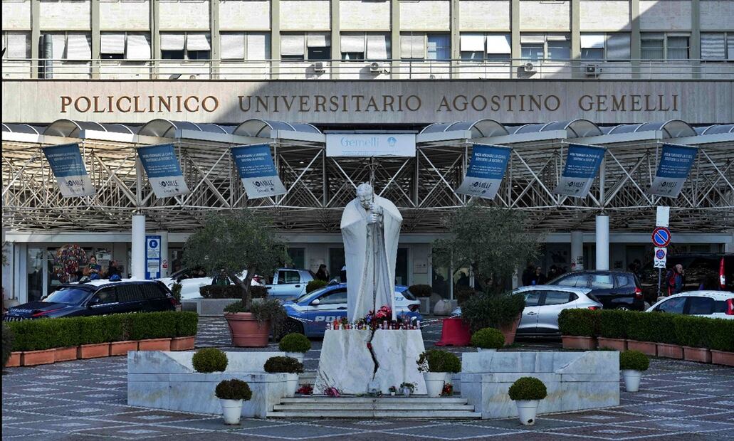 Imagen de un altar improvisado dedicado al papa Francisco a las puertas del hospital Gemelli de Roma, el 20 de febrero de 2025, donde permanece ingresado desde hace casi una semana. Foto: AFP
