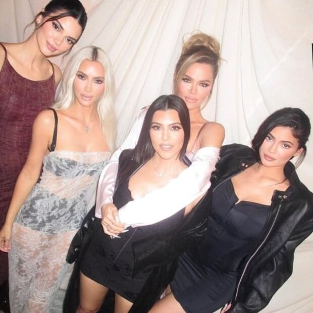 Kim Kardashian luce vestido de encaje y deja ver su ropa interior