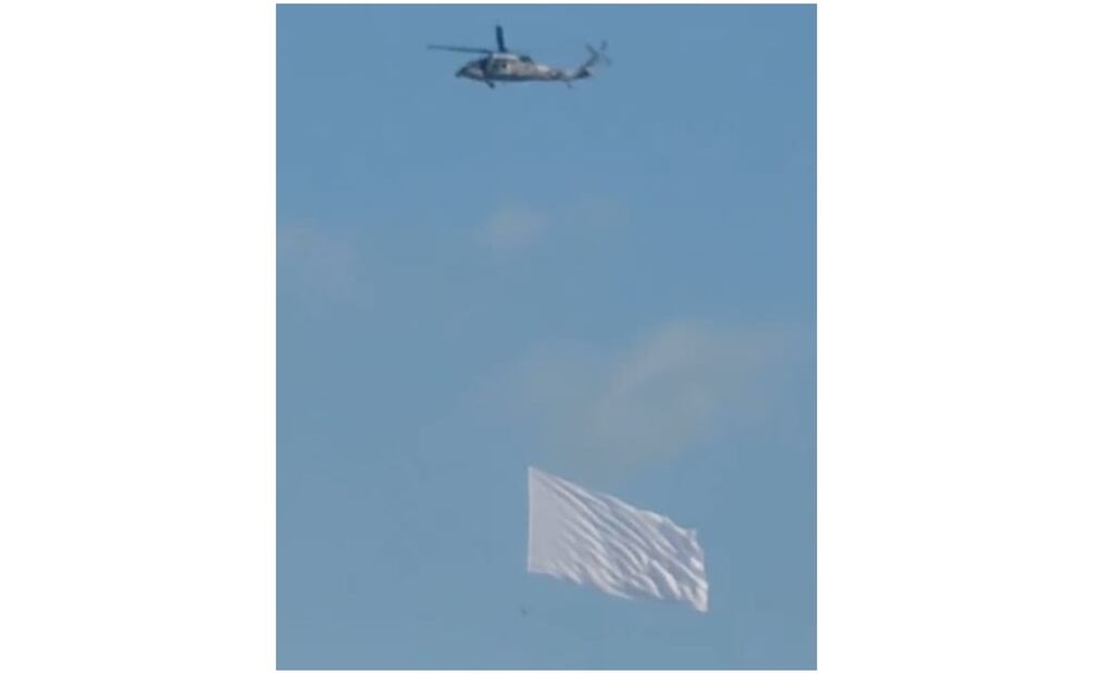 Captan helicóptero del Ejército con bandera blanca volando en Culiacán generando dudas en redes sociales sobre si se trataba de un mensaje de paz. Foto: Especial