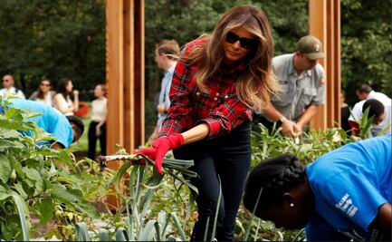 Melania Trump hace jardinería con blusa de 25 mil pesos
