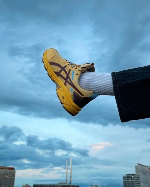 Lo que debes evitar al usar tenis si eres una mujer petite