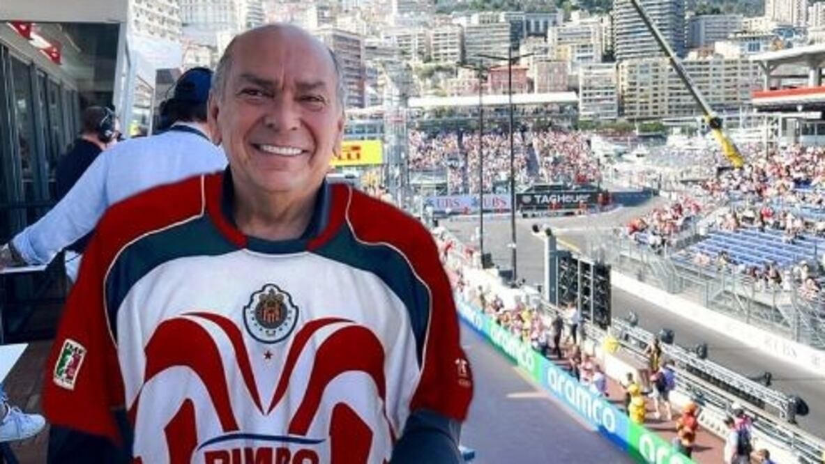 Padre de Checo Pérez con el jersey de Chivas