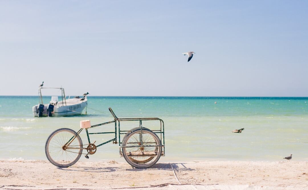 Las playas de Holbox suelen tener menor presencia de sargazo. Foto: Unsplash. Ahtziri Lagarde