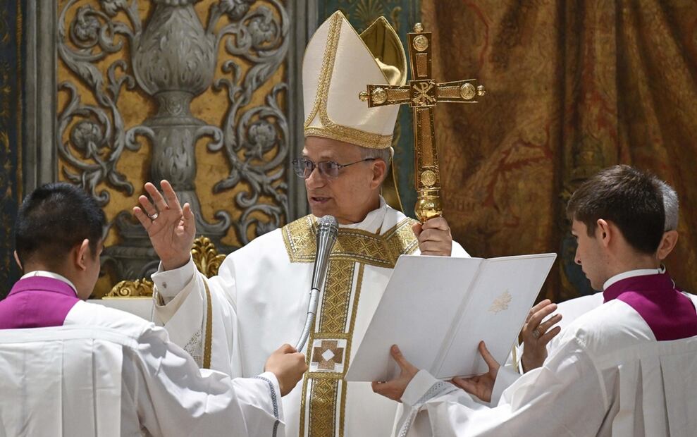 El papa León XIV oficia su primera misa en la Capilla Sixtina ante los 133 cardenales que lo eligieron en el cónclave del Vaticano, el 9 de mayo de 2025. Foto: EFE