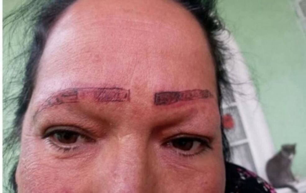 Mujer se queja por tatuaje que la dejó sin cejas