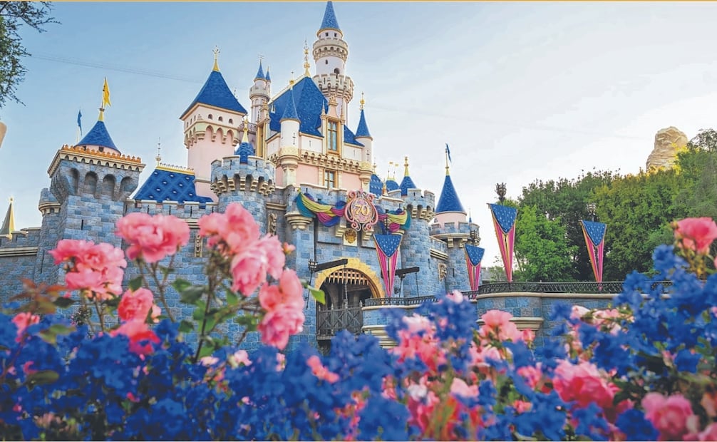 Así lucía el castillo en los años de su apertura. 
 Esta es la invitación a la inauguración del parque. Fotos: de Disney