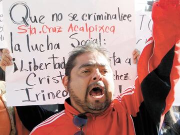 Protesters demand release of two activists accused of human trafficking in Mexico