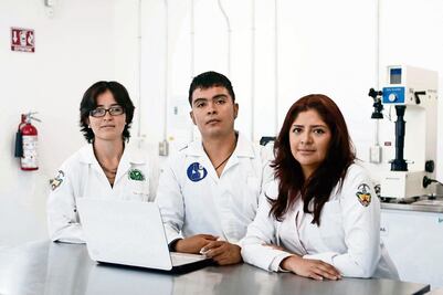 Estudiantes diseñan material para regenerar huesos 