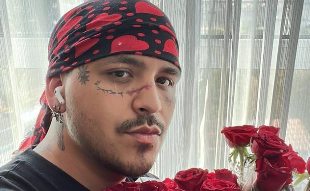 Christian Nodal está en proceso de borrarse los tatuajes que se hizo en el rostro. Foto: Instagram nodal.