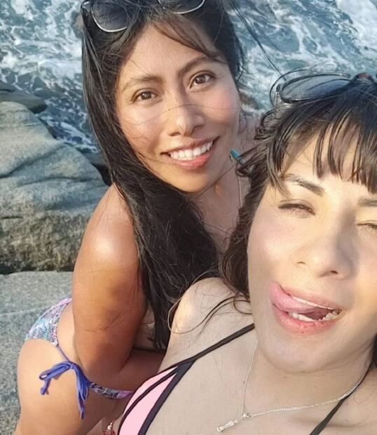 Yalitza Aparicio se luce posando con bikini multicolor en Oaxaca