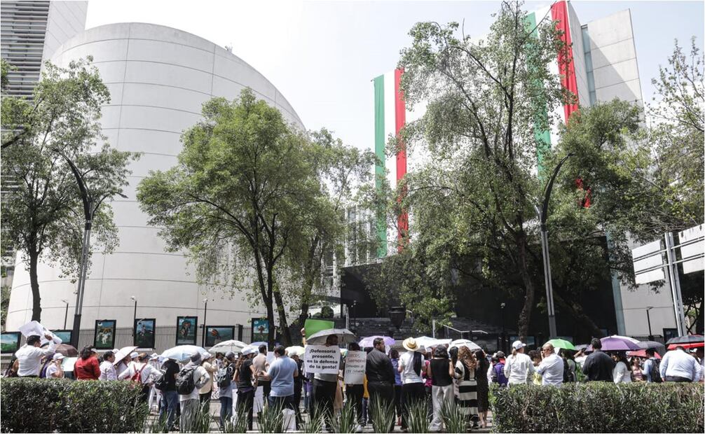 Colectivos a favor y en contra de la reforma judicial se manifiestan afuera del Senado de la República. Foto: Gabriel Pano/EL UNIVERSAL