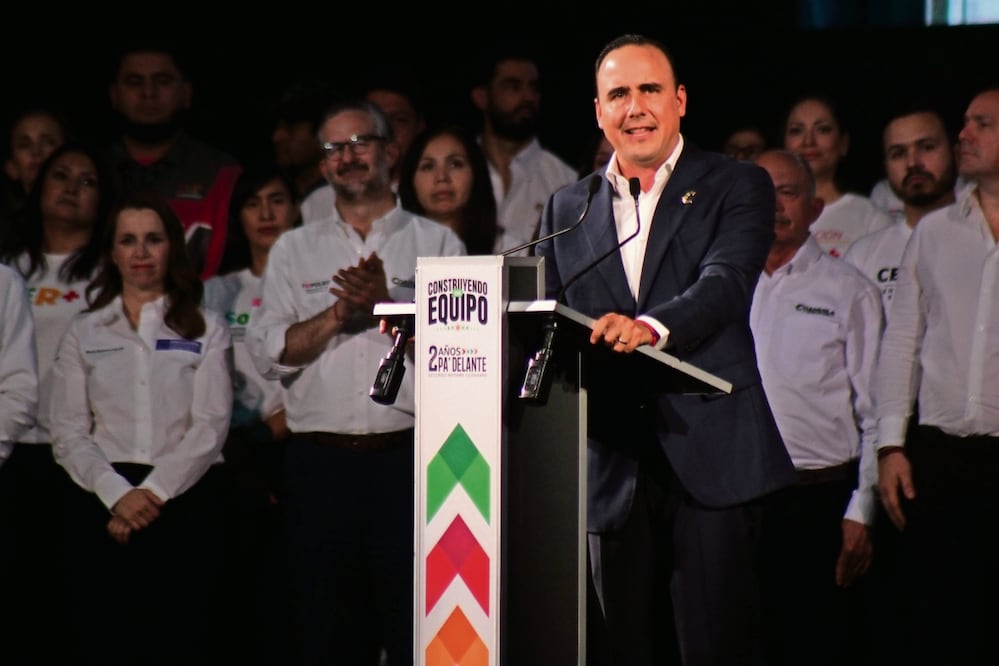 El gobernador Manolo Jiménez agradeció a los coahuilenses por el apoyo que le han dado y recalcó que nunca olvidará la razón de cómo llegó a ser gobernador; “vamos a seguir trabajando y cumpliendo”, dijo. Foto: de Francisco Rodríguez. El Universal