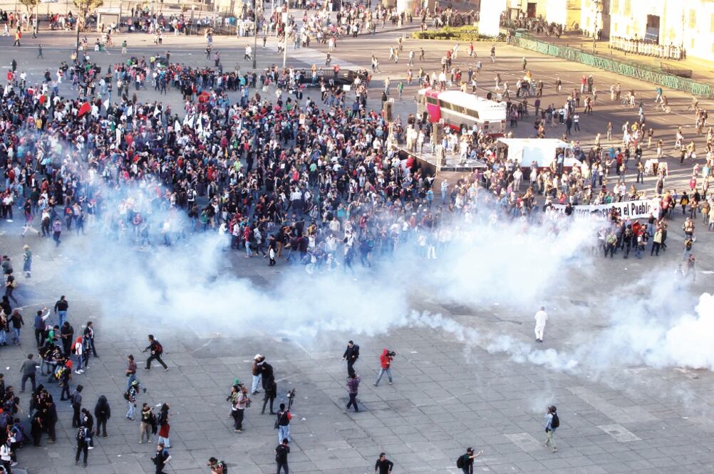 Los federales dispersaron a los embozados con gas lacrimógeno en la Plaza de la Constitución; los enfrentamientos se prolongaron por más de una hora (ADRIÁN HERNÁNDEZ. EL UNIVERSAL)