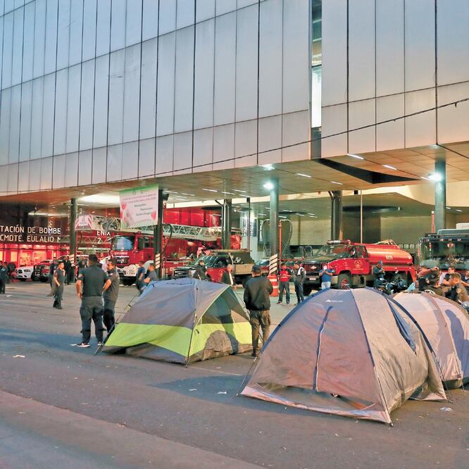 Los vulcanos montaron tiendas de campaña sobre la avenida Insurgentes, frente a la estación de bomberos Fénix , lo que generó caos vial. VALENTE ROSAS. EL UNIVERSAL