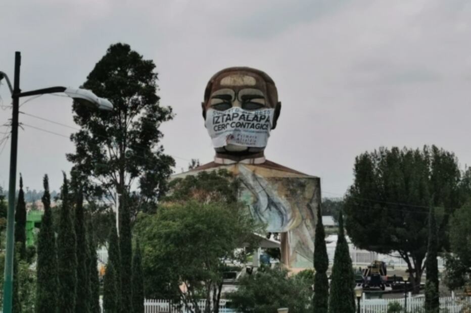 Ponen enorme cubrebocas a la Cabeza de Juárez ante contagios en Iztapalapa