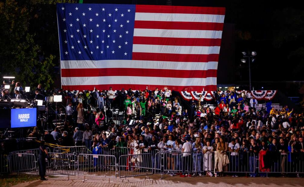 Simpatizantes de Kamala Harris se congregan en la Universidad Howard para seguir los resultados electorales en Washington, DC. Foto: EFE