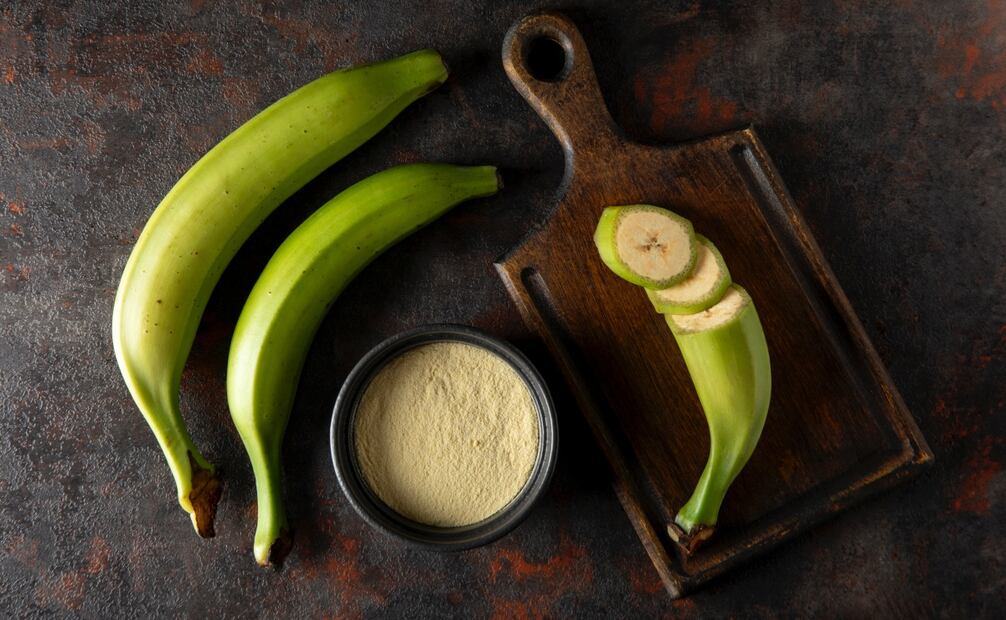 Si no te gusta el sabor ácido del plátano verde, consúmelo en un licuado. Foto: Freepik