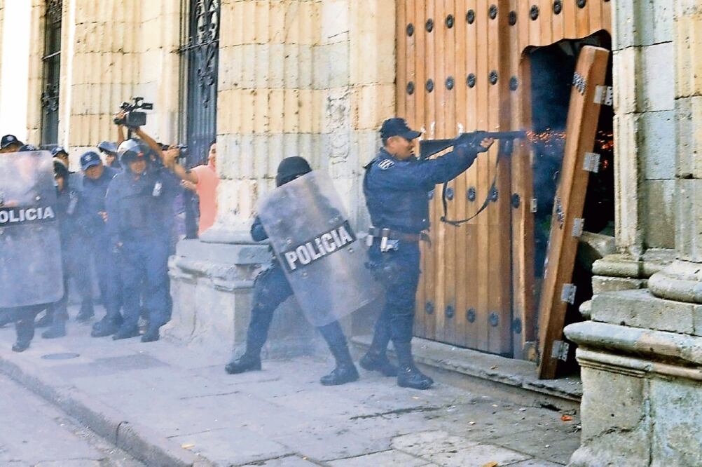 Tras enfrentarse por más de cuatro horas con los presuntos “porros”, elementos de la policía municipal lograron recuperar el antiguo Instituto de Ciencias y Artes de Oaxaca, ubicado en el Centro Histórico de la capital (DARÍO NOLASCO. EL UNIVERSAL)