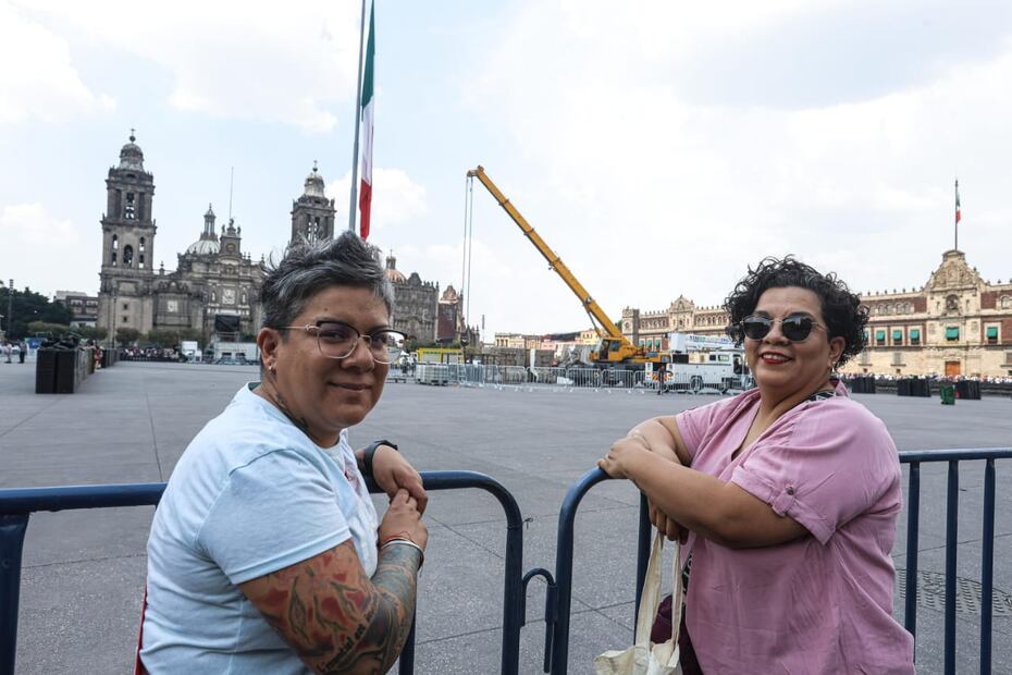 Aunque el montaje aún no concluye, personas que transitan por el Zócalo capitalino se han detenido para observar y fotografiar la primera figura instalada en la Plaza de la Constitución. (Foto: Gabriel Pano/ EL UNIVERSAL)